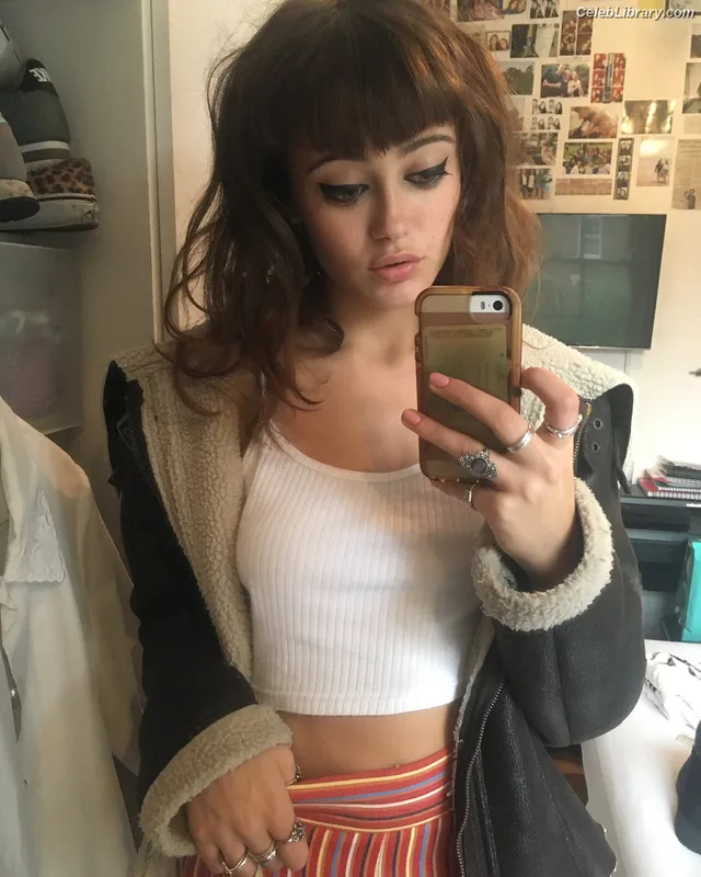 Ella Purnell photo 12 of 810