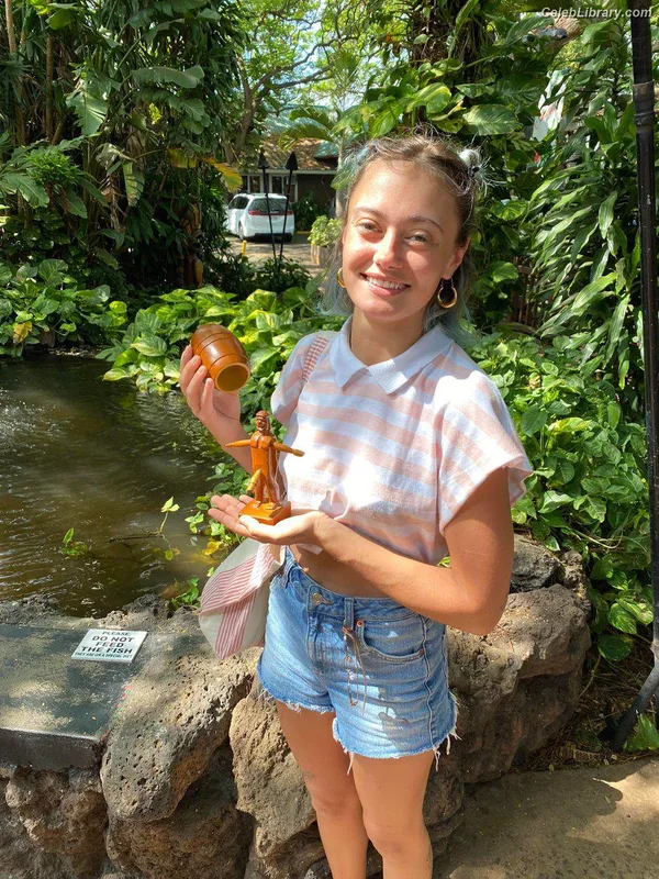 Ella Purnell photo 22 of 810