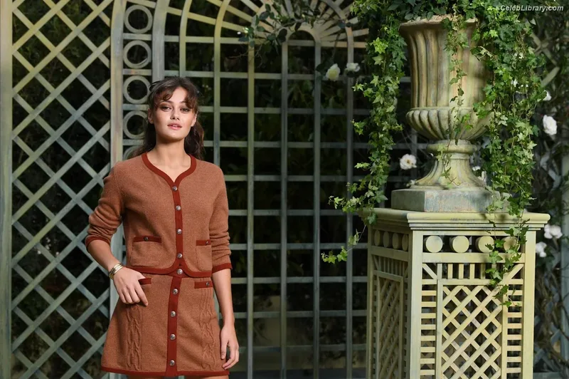 Ella Purnell photo 5 of 810