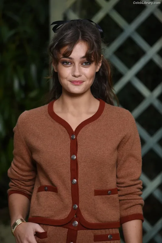 Ella Purnell photo 9 of 810