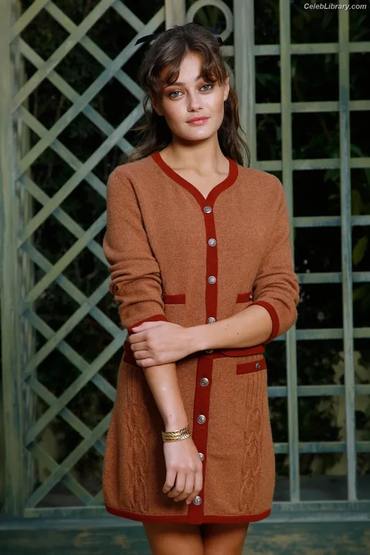 Ella Purnell photo 10 of 810