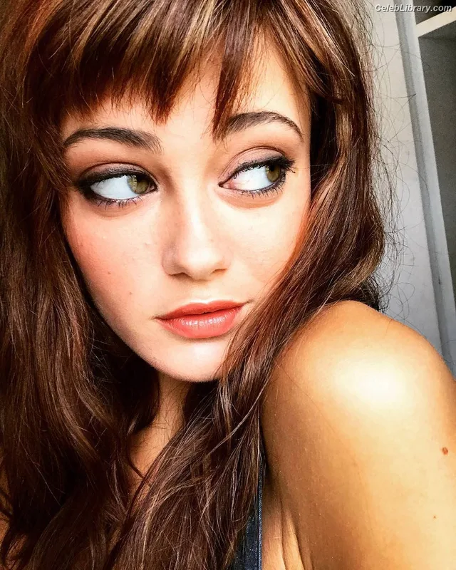 Ella Purnell photo 13 of 810