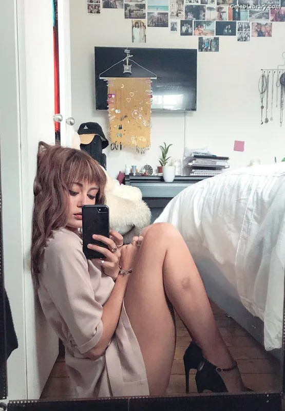 Ella Purnell photo 15 of 810