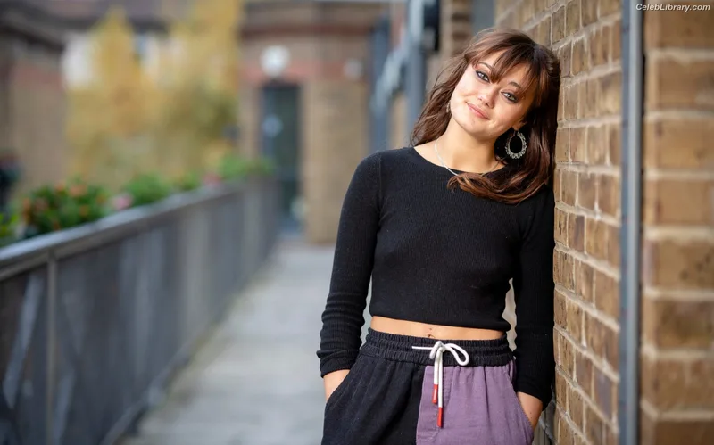 Ella Purnell photo 16 of 810