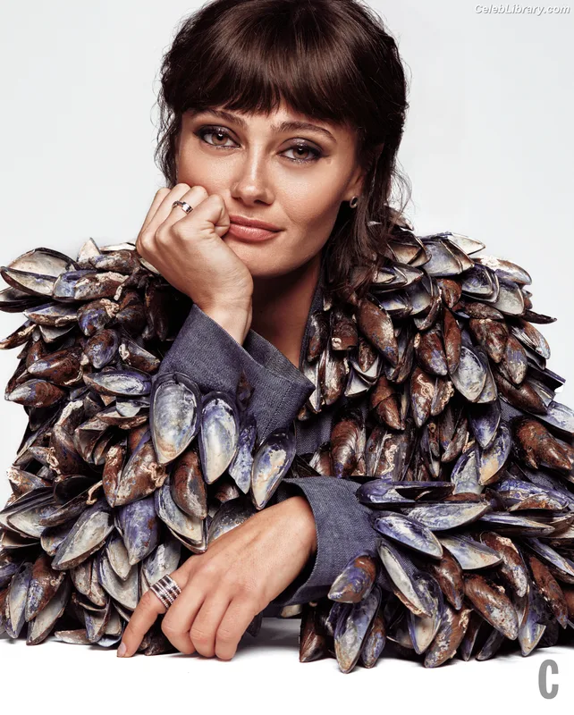 Ella Purnell photo 2 of 810