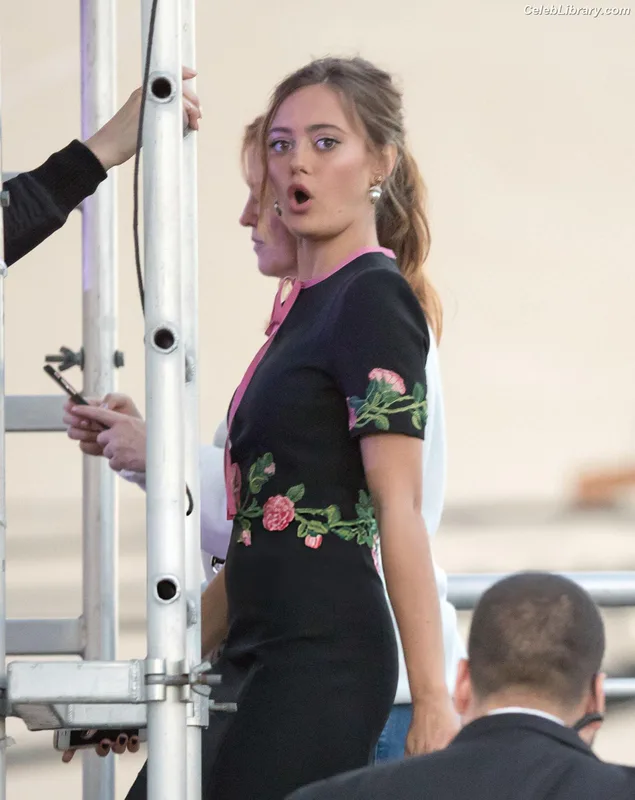 Ella Purnell photo 7 of 810
