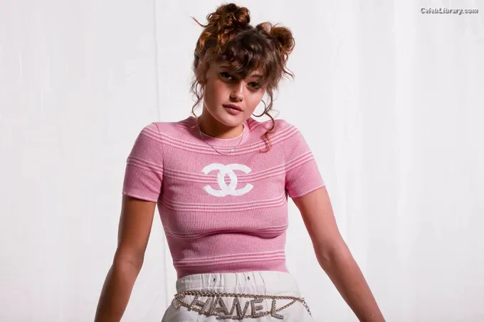 Ella Purnell photo 16 of 810