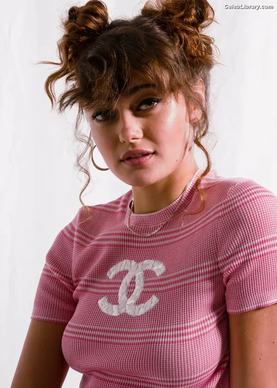 Ella Purnell photo 17 of 810