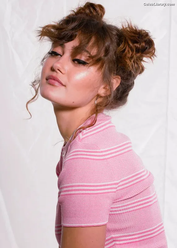 Ella Purnell photo 18 of 810