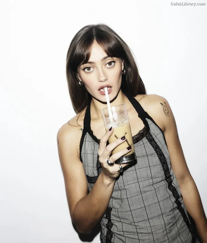 Ella Purnell photo 1 of 810