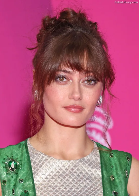 Ella Purnell photo 2 of 810