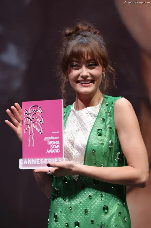 Ella Purnell photo 6 of 810