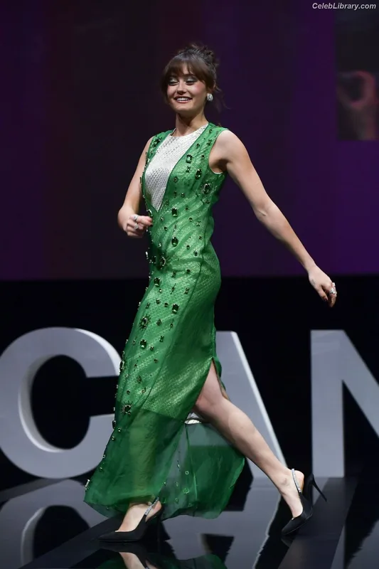 Ella Purnell photo 9 of 810