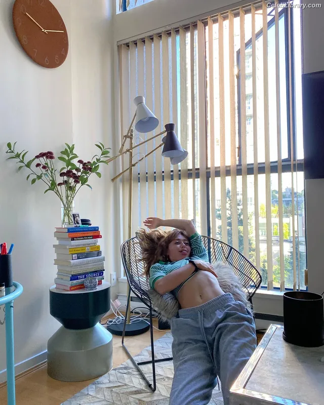 Ella Purnell photo 22 of 810