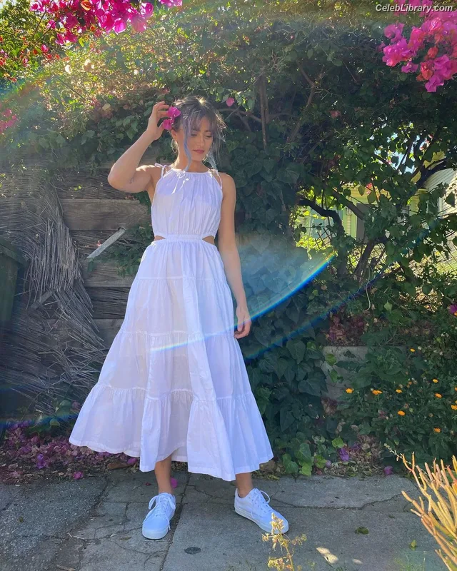 Ella Purnell photo 1 of 810