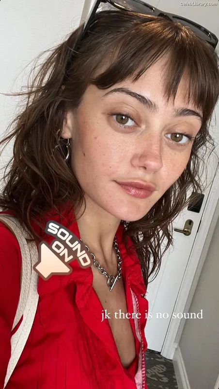 Ella Purnell photo 2 of 810