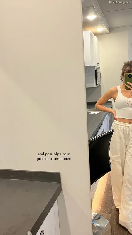 Ella Purnell photo 6 of 810