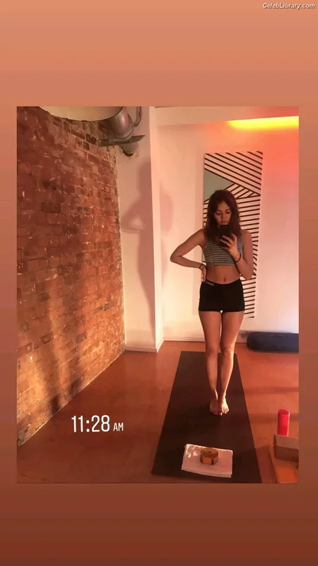Ella Purnell photo 8 of 810