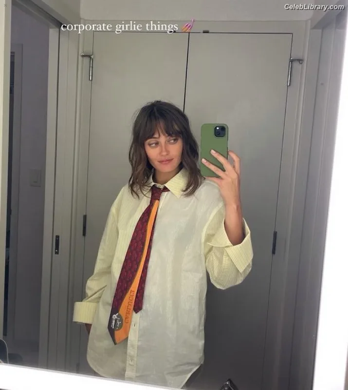 Ella Purnell photo 10 of 810