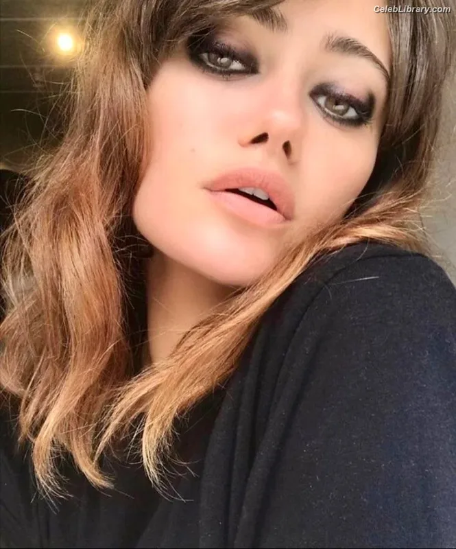 Ella Purnell photo 11 of 810