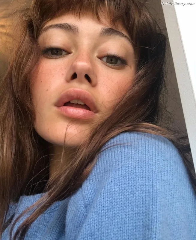 Ella Purnell photo 12 of 810