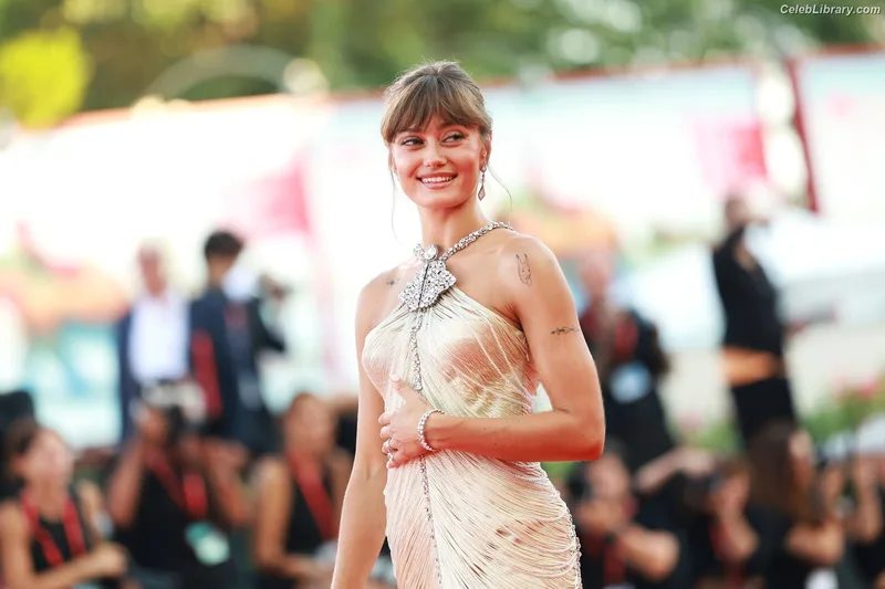 Ella Purnell photo 13 of 810