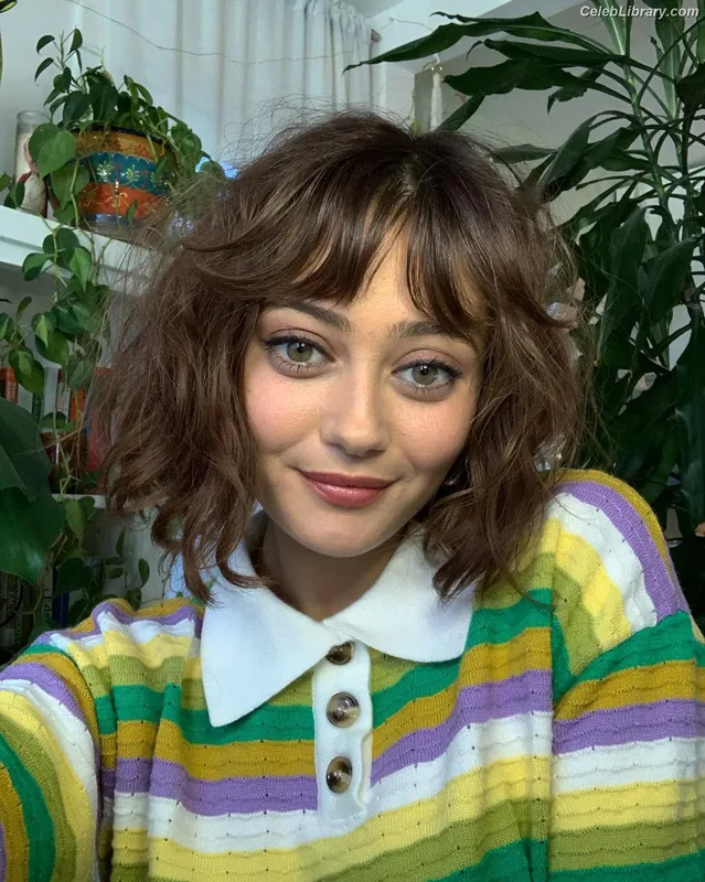 Ella Purnell photo 14 of 810