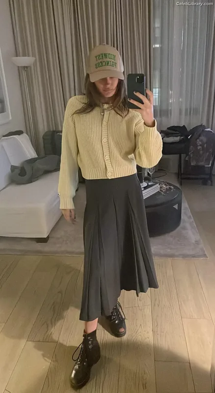 Ella Purnell photo 21 of 810