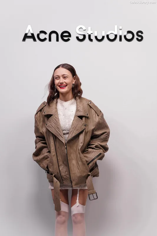 Ella Purnell photo 1 of 810