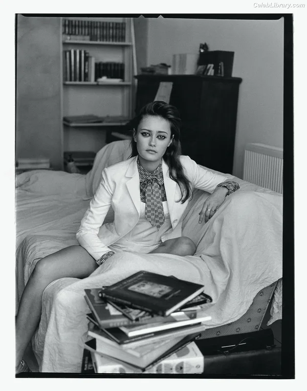 Ella Purnell photo 3 of 810