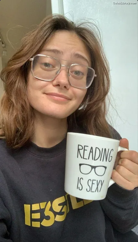 Ella Purnell photo 6 of 810
