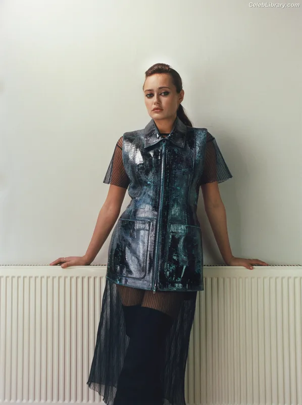 Ella Purnell photo 7 of 810