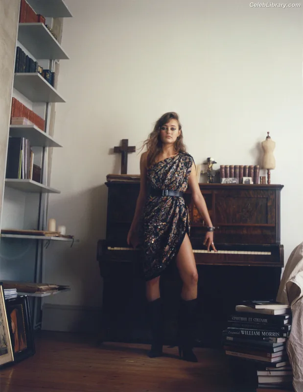 Ella Purnell photo 10 of 810