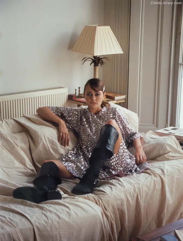 Ella Purnell photo 11 of 810