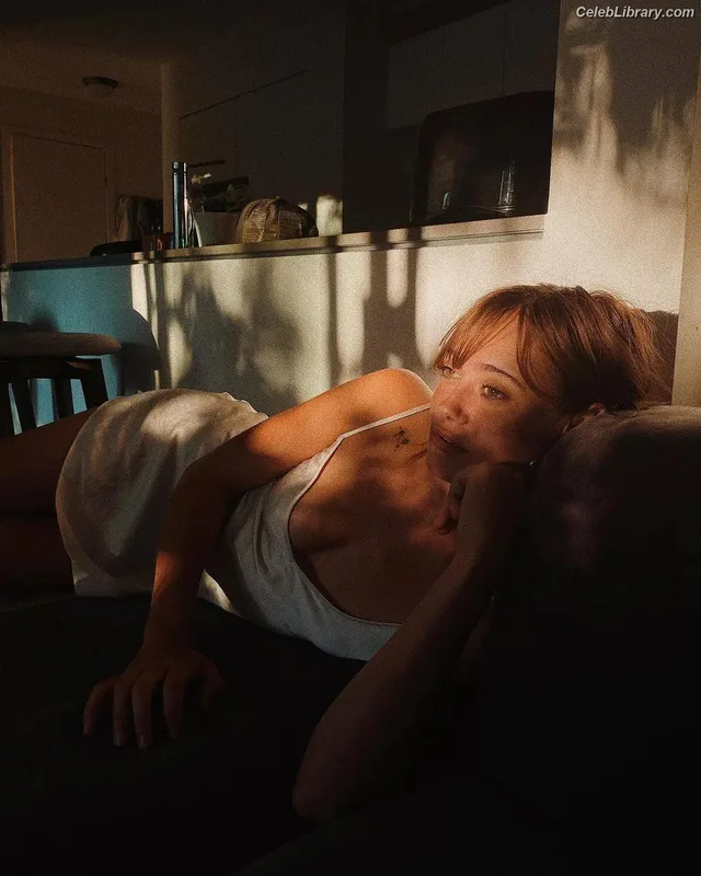 Ella Purnell photo 16 of 810