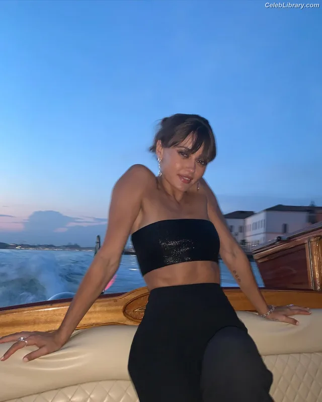 Ella Purnell photo 22 of 810