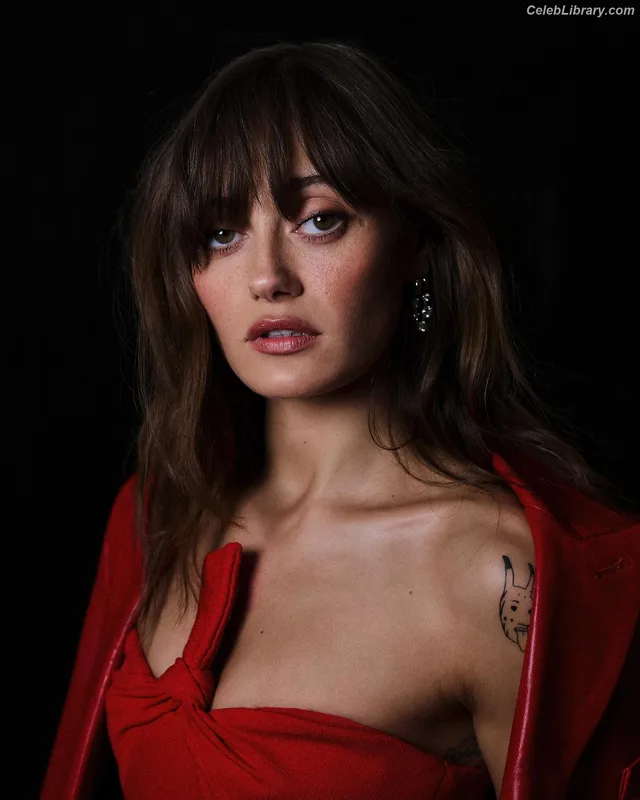 Ella Purnell photo 1 of 810
