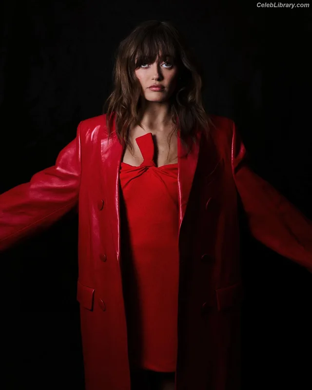 Ella Purnell photo 2 of 810