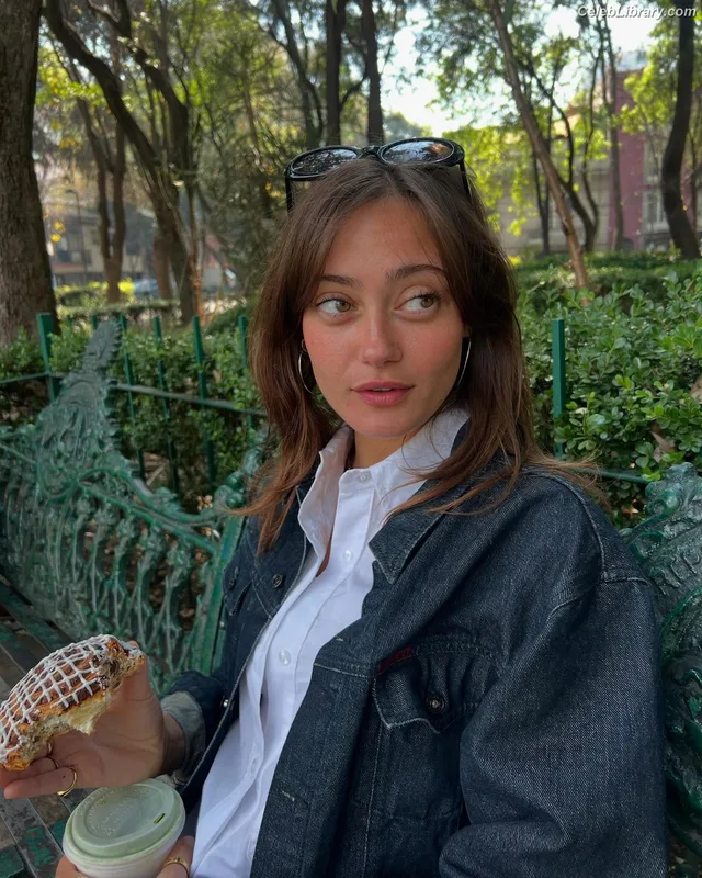 Ella Purnell photo 4 of 810