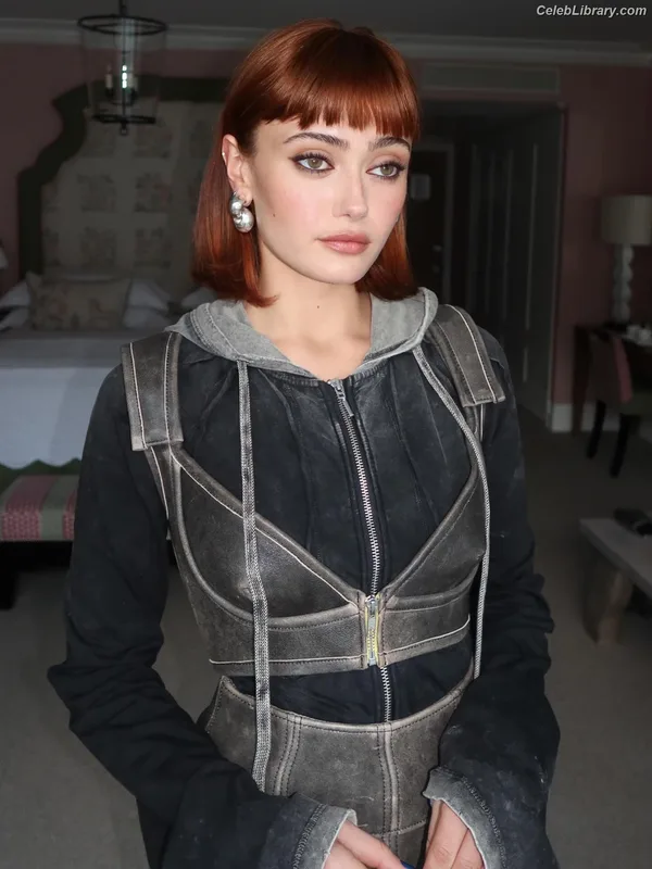 Ella Purnell photo 7 of 810