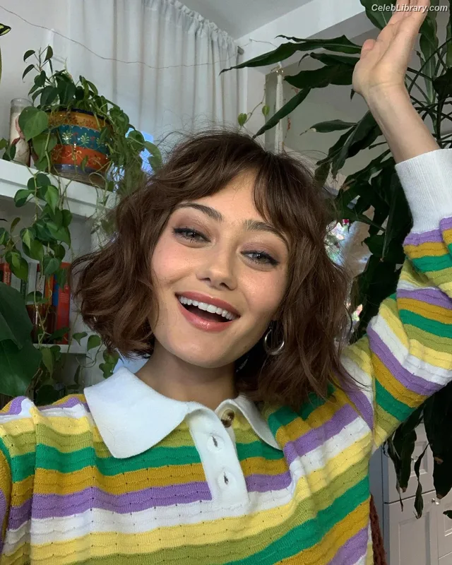 Ella Purnell photo 15 of 810
