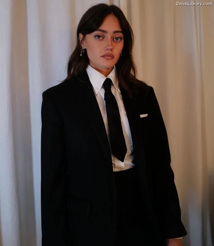 Ella Purnell photo 19 of 810