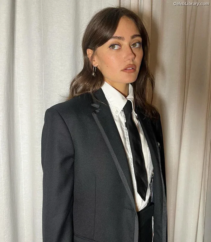 Ella Purnell photo 22 of 810