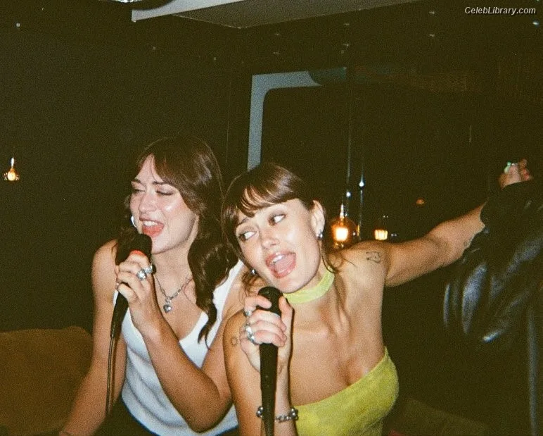 Ella Purnell photo 6 of 810
