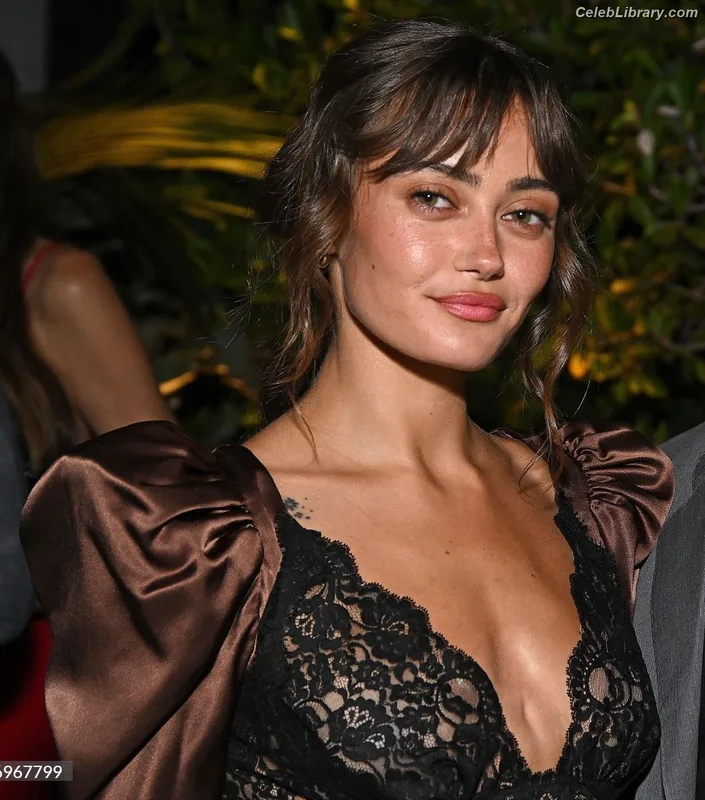 Ella Purnell photo 10 of 810
