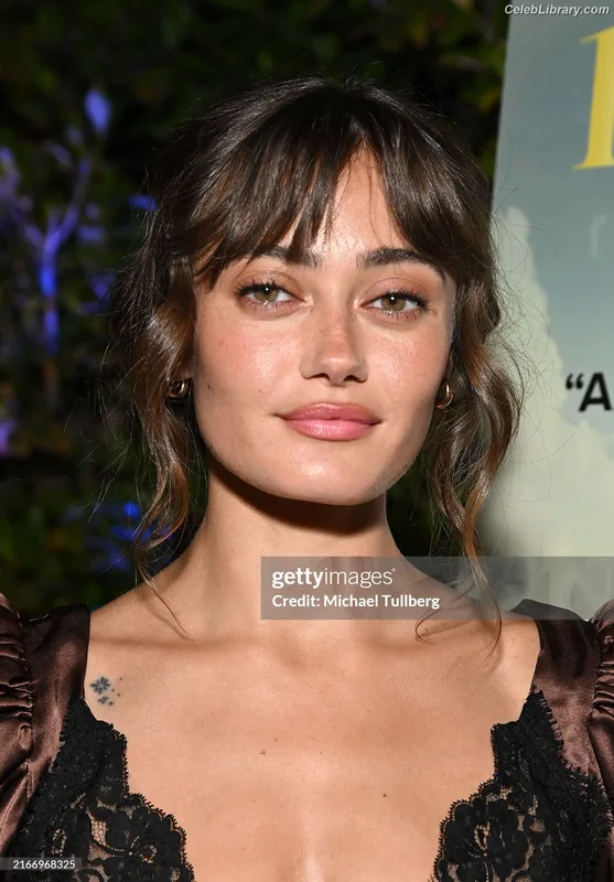 Ella Purnell photo 12 of 810