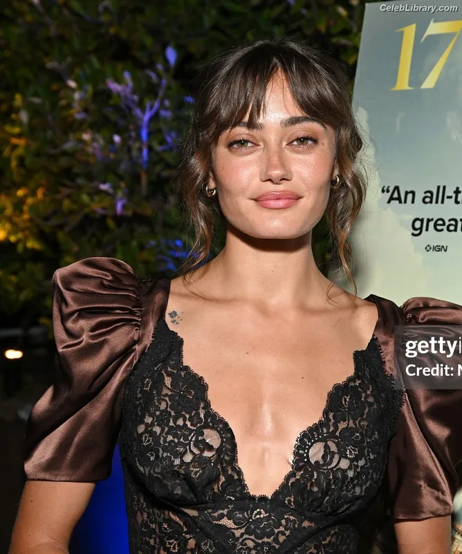 Ella Purnell photo 13 of 810