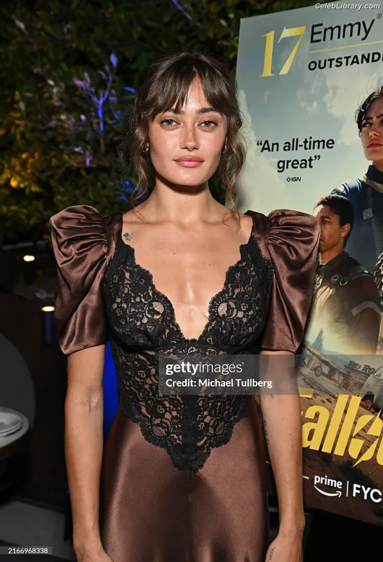 Ella Purnell photo 14 of 810