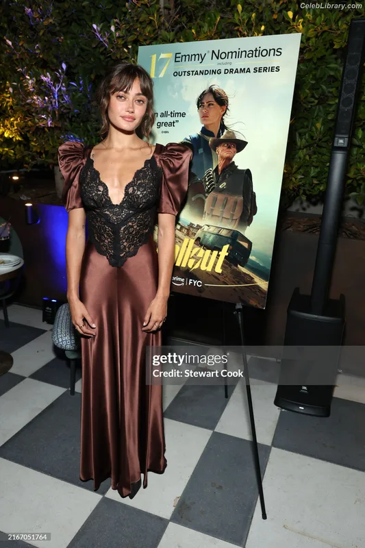 Ella Purnell photo 16 of 810