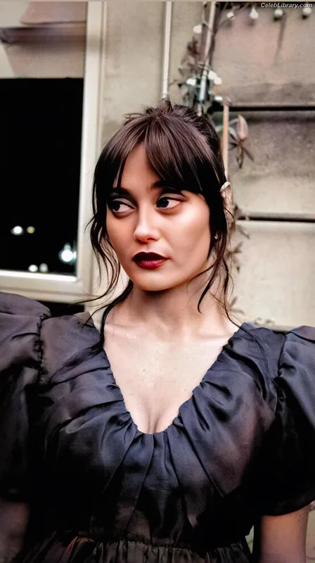 Ella Purnell photo 24 of 810